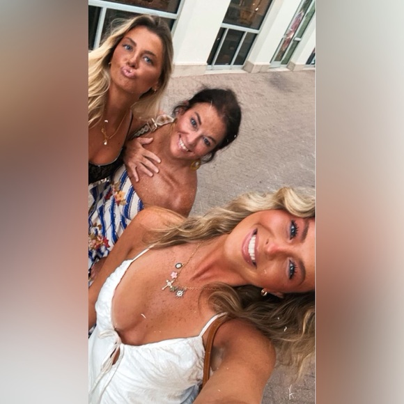 Meet your Posher, Beth - Picture 8 of 15